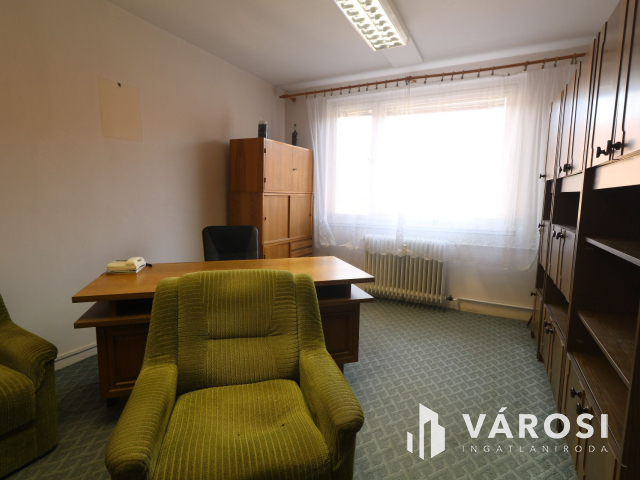 Belvárosi irodák, a Szilágyi utcában eladók.