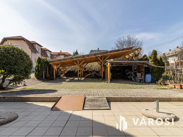 Zalakaroson 7 lakrészes apartmanház étteremmel együtt eladó!