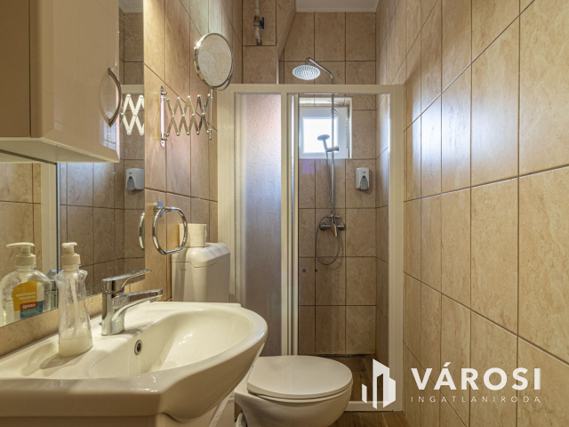 Zalakaroson 7 lakrészes apartmanház étteremmel együtt eladó!