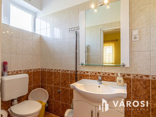 Zalakaroson 7 lakrészes apartmanház étteremmel együtt eladó!