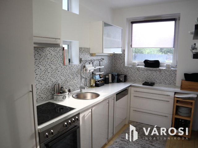 Medencés kényelem, kertvárosi környezetben!