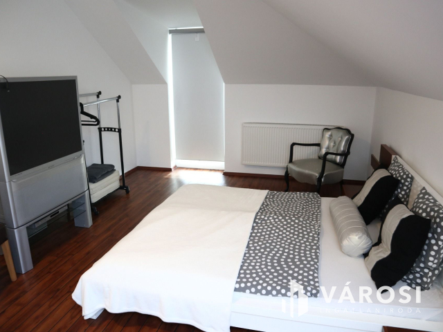 Medencés kényelem, kertvárosi környezetben!