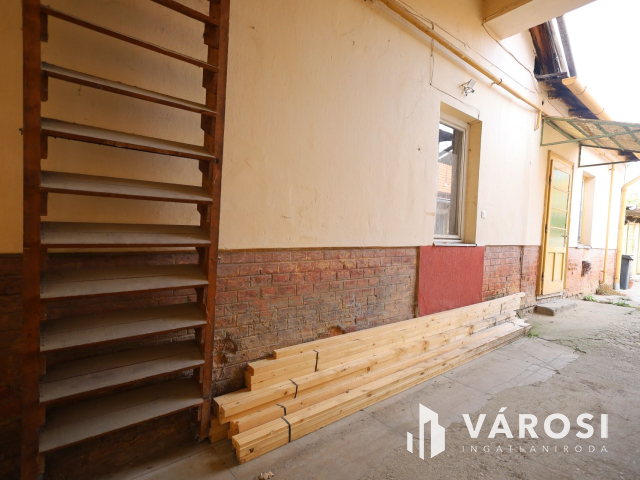 Napfényes, földszinti lakás Gyula központjában