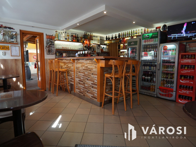 Bejáratott vendéglátóegység, felszereléssel együtt eladó!