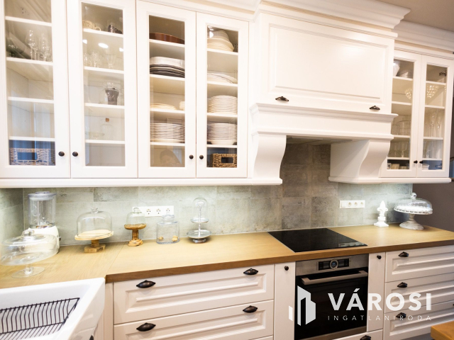 Mediterrán hangulatú ingatlan az Aranyparton