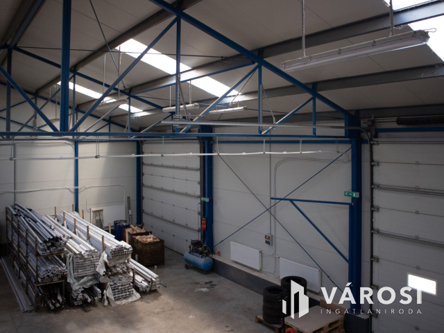 Kiváló csarnok aszfaltozott út mellett kiadó