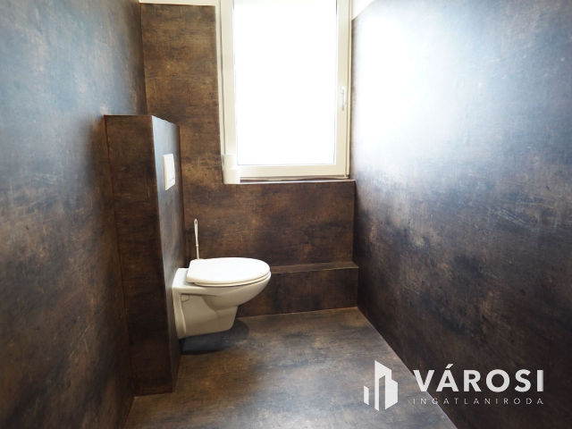 Forgalmas utcában, üzlethelység, nagy marketingfelülettel!