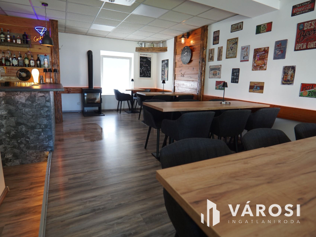 Forgalmas utcában, üzlethelység, nagy marketingfelülettel!