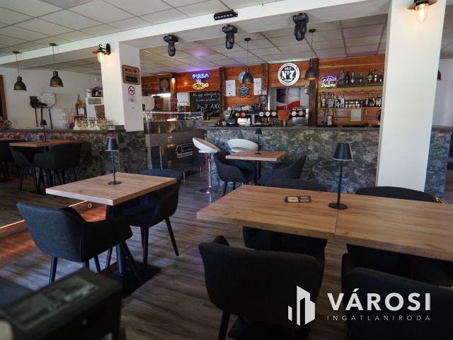 Forgalmas utcában, üzlethelység, nagy marketingfelülettel!