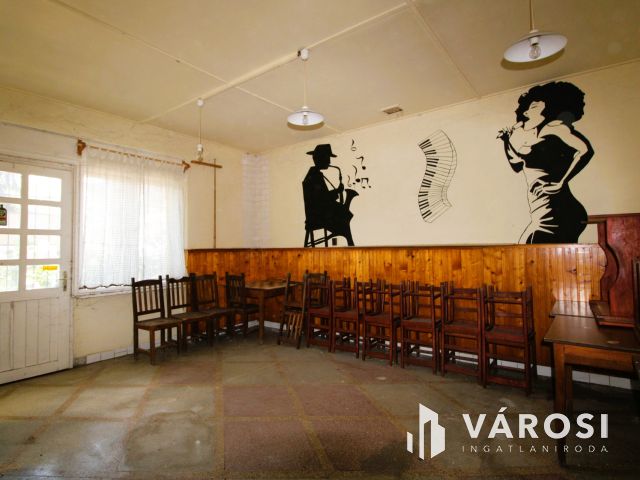 130 nm-es tégla ház több melléképülettel