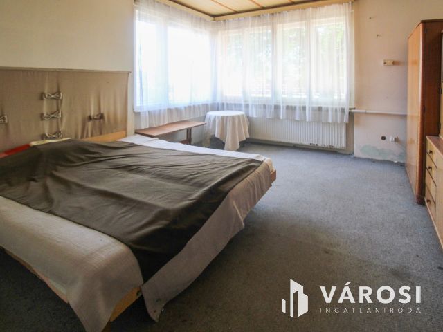 130 nm-es tégla ház több melléképülettel