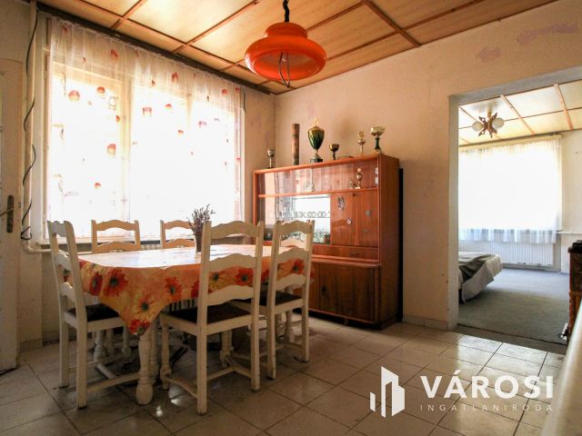 130 nm-es tégla ház több melléképülettel