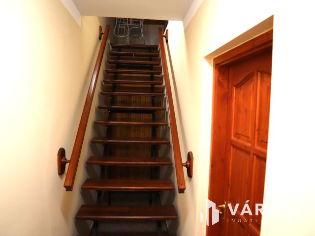 4 apartmanos családi ház eladó Sóstón