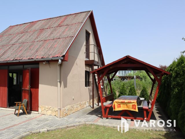 4 apartmanos családi ház eladó Sóstón