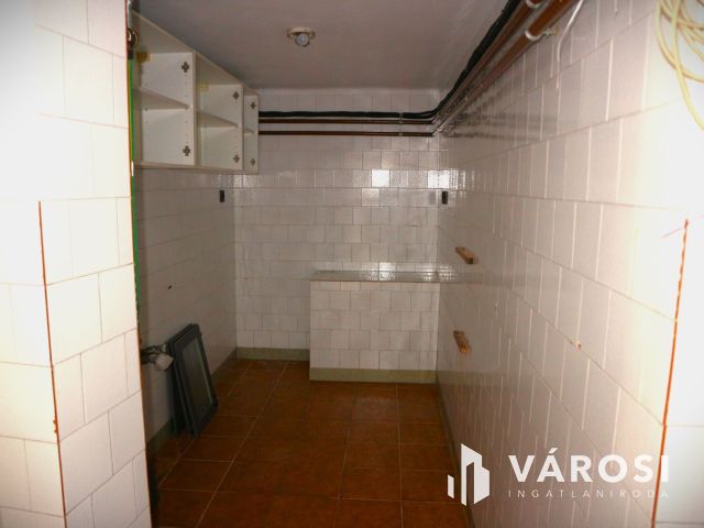 Körmend főterén,befektetőnek, vendéglátó egység kiadó-eladó