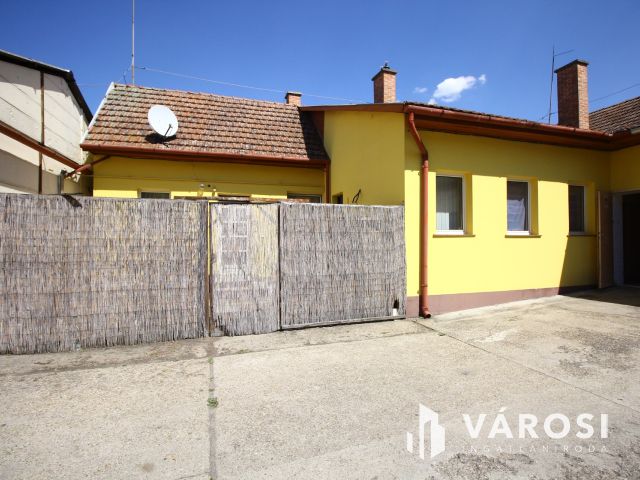 Kisteleken, központi üzlethelyiséget kínálok