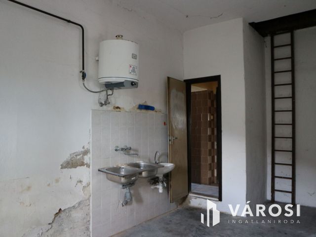 Szentgotthárd-Zsida régi ital-vegyesbolt befektetőnek eladó