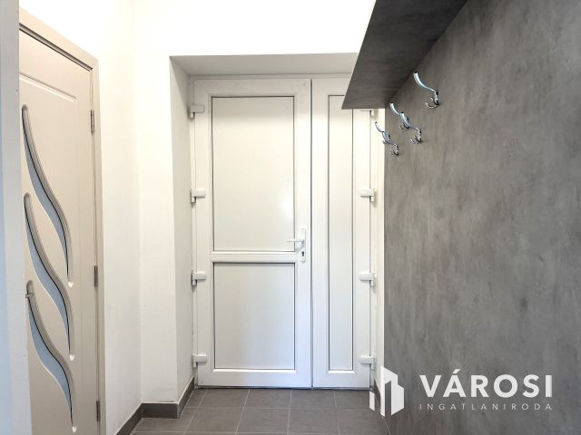 Teljesen felújított, földszinti lakás Orosháza belvárosában