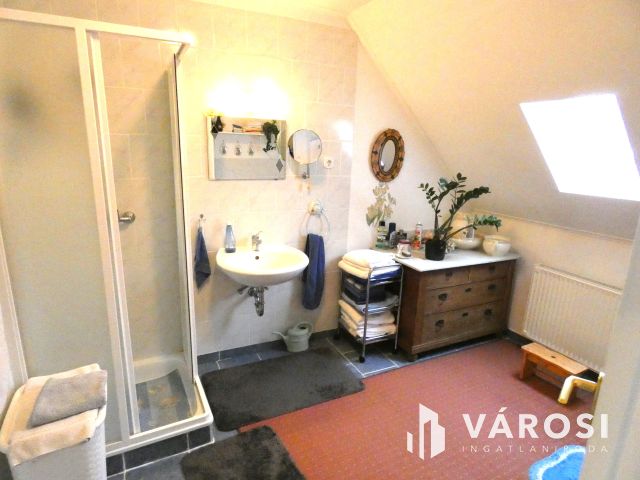 Nagy ház most még jó áron eladó a Balatonhoz közel