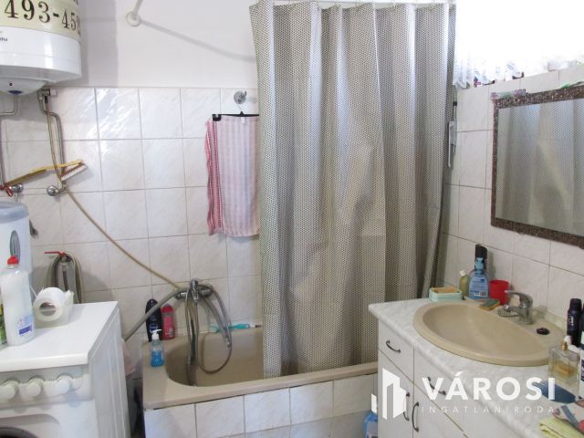 Egy központi elhelyezkedésű nagypolgári ház Érsekvadkerten