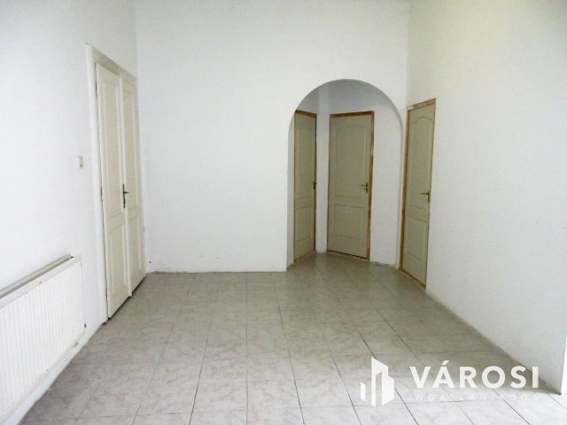 Üzlethelyiség Baján, a városközpontban! Lakással, garázzsal!