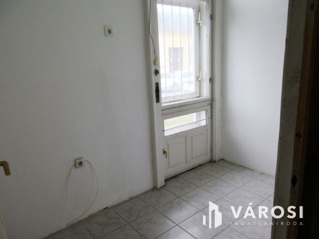 Üzlethelyiség Baján, a városközpontban! Lakással, garázzsal!