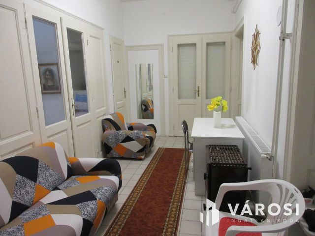 Üzlethelyiség Baján, a városközpontban! Lakással, garázzsal!