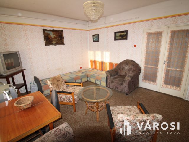 Kétszintes lakóház teljes közművel, garázzsal.