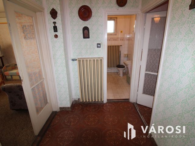 Kétszintes lakóház teljes közművel, garázzsal.