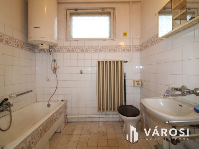 Kétszintes lakóház teljes közművel, garázzsal.