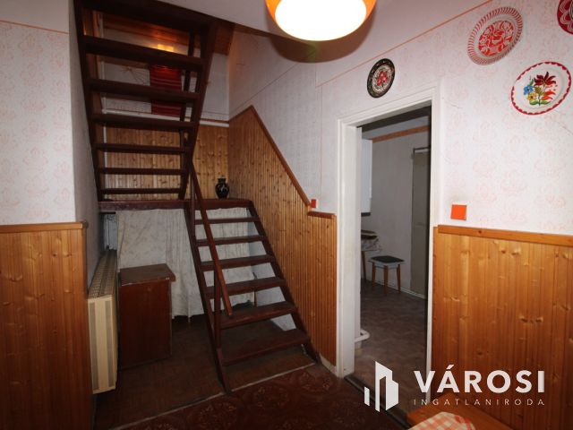 Kétszintes lakóház teljes közművel, garázzsal.