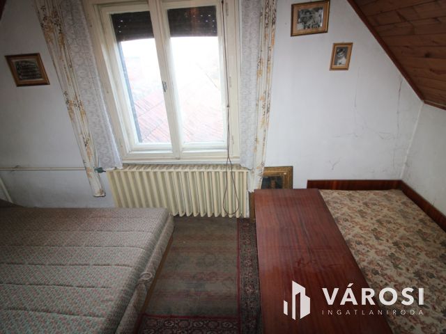 Kétszintes lakóház teljes közművel, garázzsal.