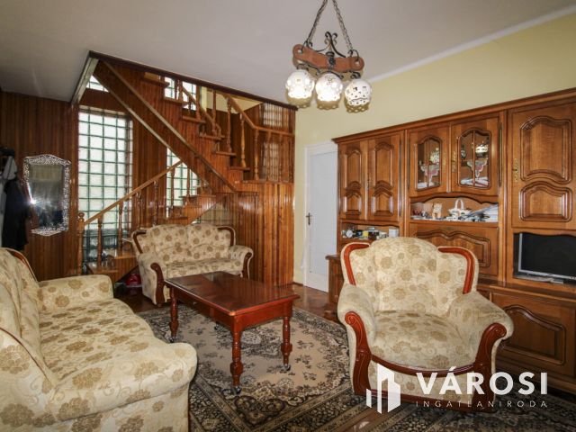 Két szint, tágas élettér és privát medence