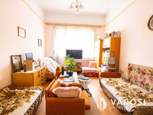 Napfényes, földszinti lakás Gyula központjában