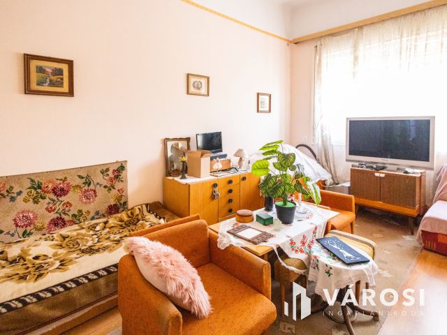 Napfényes, földszinti lakás Gyula központjában