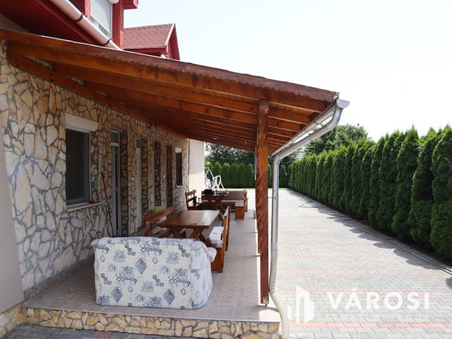 2 apartmanos családi ház eladó Sóstón