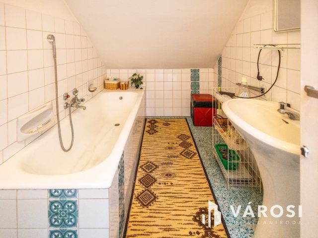 Több lehetőség egy ingatlanban a Várfürdő közelében