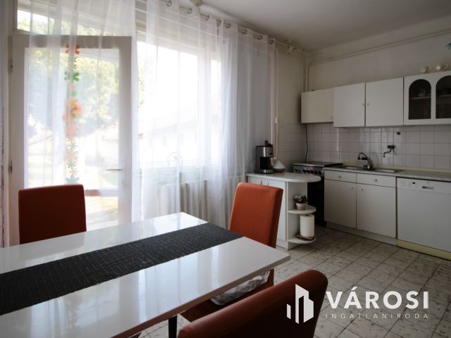 Közkedvelt utcában ikerház eladó!