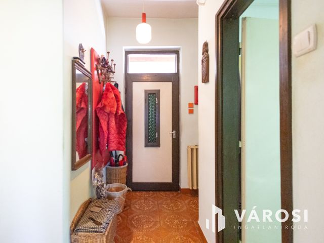 Masszív szerkezetű kétgenerációs ház nagy telekkel