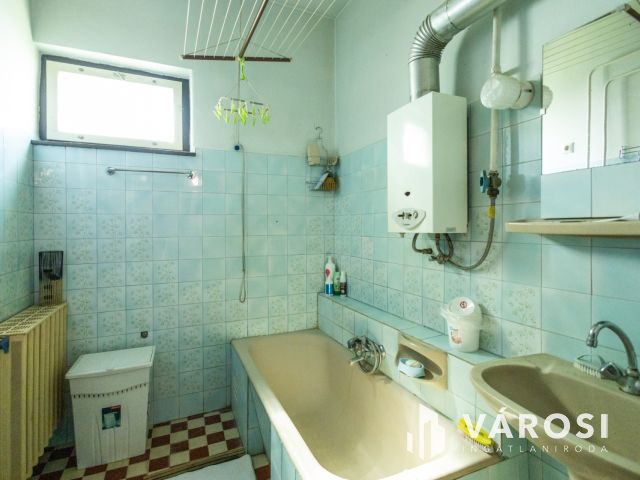 Masszív szerkezetű kétgenerációs ház nagy telekkel