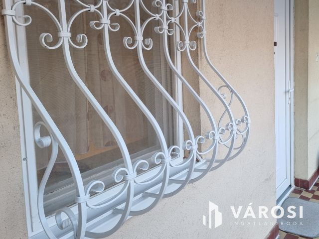 KIADÓ Belvárosi Felújított 1.emeleti, klimatizált lakás