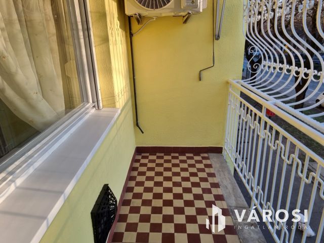 KIADÓ Belvárosi Felújított 1.emeleti, klimatizált lakás