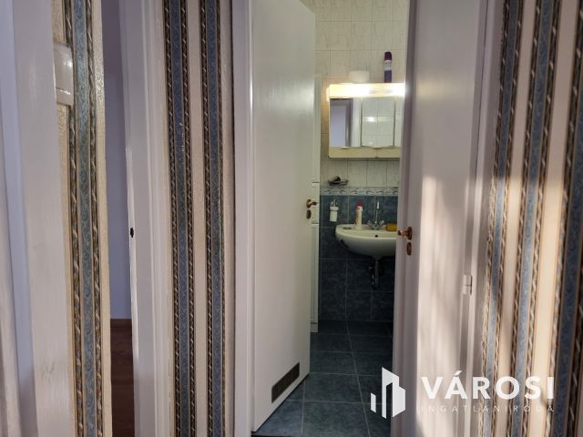 KIADÓ Belvárosi Felújított 1.emeleti, klimatizált lakás