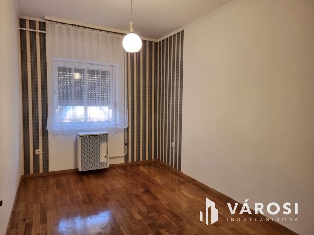 KIADÓ Belvárosi Felújított 1.emeleti, klimatizált lakás