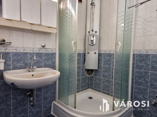 KIADÓ Belvárosi Felújított 1.emeleti, klimatizált lakás