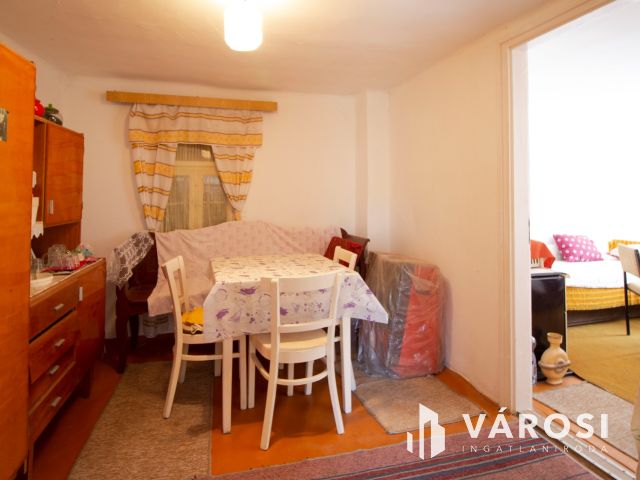 Kis ház 30 db termő gyümölcsfával eladó!