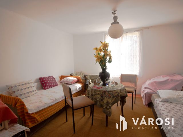 Kis ház 30 db termő gyümölcsfával eladó!