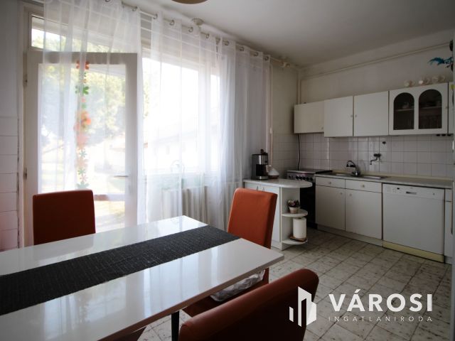 Közkedvelt utcában ikerház eladó!