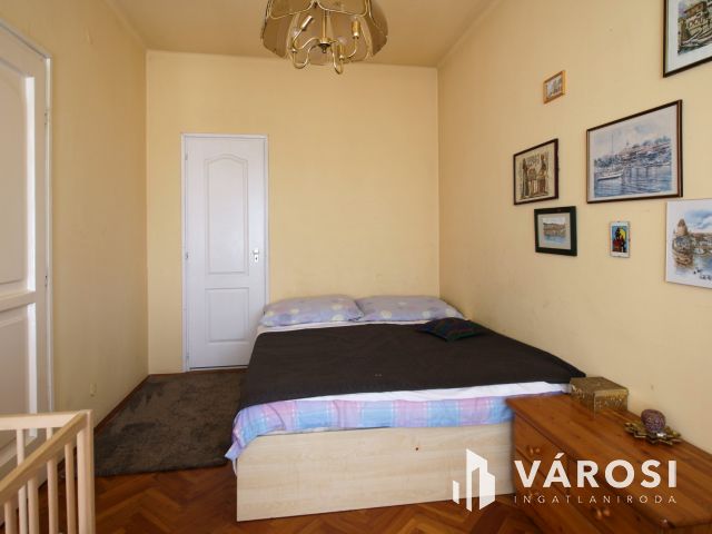 Közkedvelt utcában ikerház eladó!