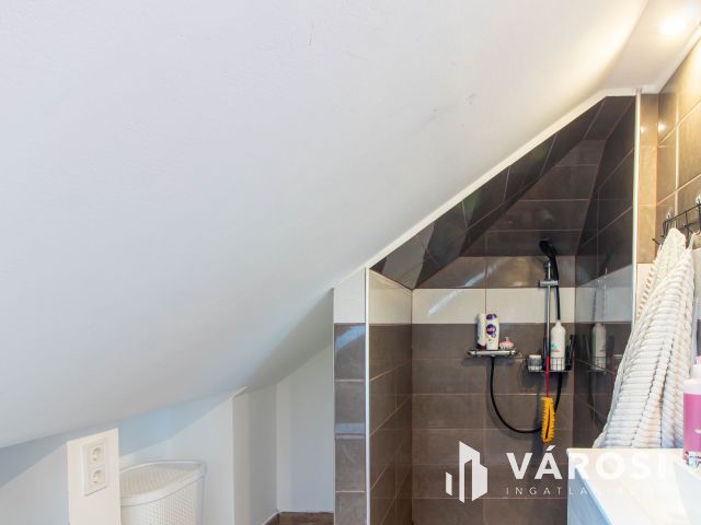 Fiatalos, teljesen felújított családi ház Tokodon